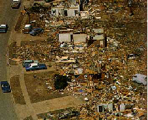 Een tornado kan veel schade aanrichten zoals je op deze foto kan zien.