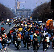Een demonstratie van fietsers in 1995 in Berlijn liet zien hoe bezorgd het grote publiek is over onze invloed op het klimaat.